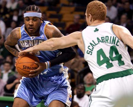 镜头语言，阿诺德上场镜头给到一位利物浦球迷亲吻队徽（阿诺德登场瞬间，镜头捕捉利物浦球迷亲吻队徽）