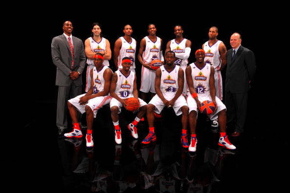 湖人浓眉哥篮下统治力助球队获胜（浓眉禁区统治，助湖人取胜）