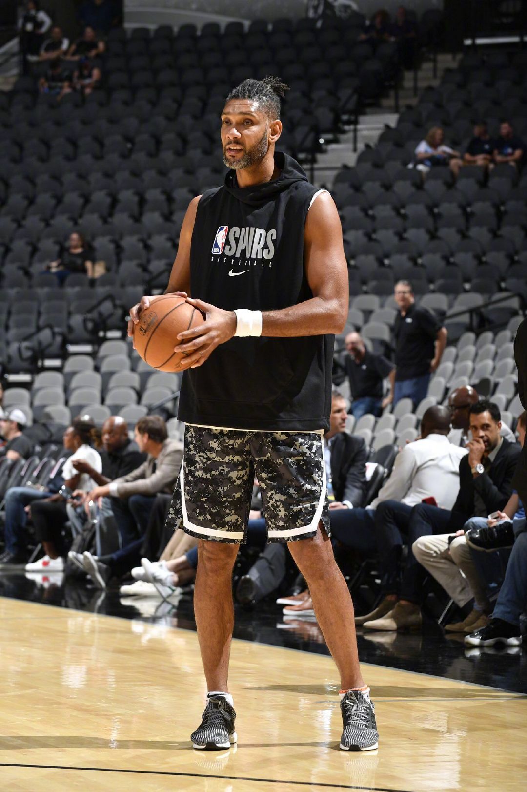 76人vs勇士首发：恩比德复出搭档马克西，霍福德首次首发（勇士战76人首发公布：恩比德复出联手马克西，霍福德迎来首次先发）