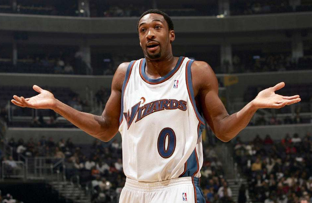 奎因垃圾时间偷袭抢断铁血扣篮，克雷伊奇不满怒喷引发冲突（垃圾时间奎因突袭抢断强硬暴扣，克雷伊奇不满对喷引发冲突）