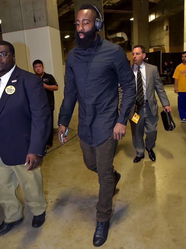 一只猫咪闯入罗马赛前发布会，加斯佩里尼：让它替我回答！（罗马赛前发布会遭猫乱入，加斯佩里尼：让它替我答！）