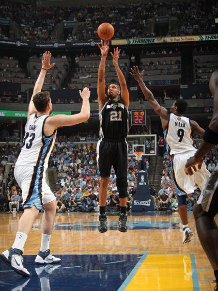 阿图什杯球员进球后跑上看台给母亲献花，后两黄变一红被罚下（阿图什杯球员破门后上看台为母献花，随后两黄变红被罚出场）