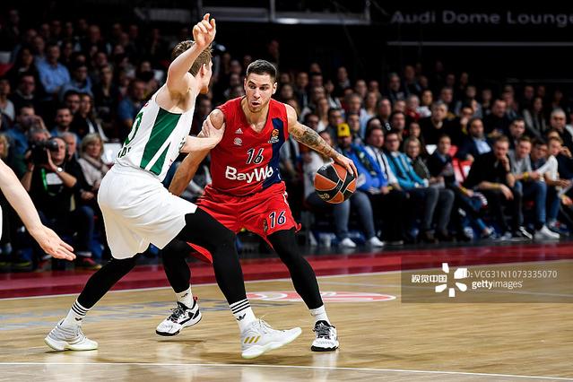 记者：阿贾克斯正接触前狼堡主帅西莫尼斯，视为海廷加继任者（阿贾克斯洽谈前狼堡主帅西莫尼斯，拟接替海廷加）