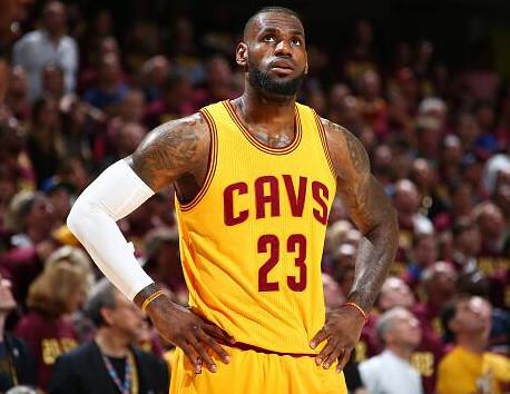 上海申花续约斯卢茨基，欲在亚冠和巴西引援中提升竞争力，期待其带领球队争冠。（申花与斯卢茨基续约，发力亚冠与巴西引援提升战力，盼其率队冲冠）